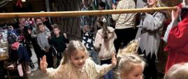 Wspólne ćwiczenia - dzieci przebiegają nad kijem trzymanym przez dwie osoby
