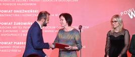 Moment odbioru nagrody przez przedstawicielki samorządu powiatu