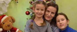 Dzieci pozują do zdjęcia ze swoimi rodzicami