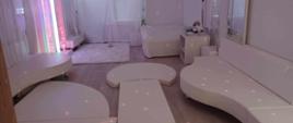 Sala Doświadczania Świata - zdjęcie przedstawia efekty świetlne oraz wyposażenie - poduszki, łóżko wodne, sofy i fotele