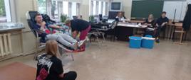 Młodzież z II LO oddaje krew.