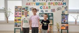 Nagrodzone dzieci pozują do zdjęcia na tle ścianki podsumowującej konkurs