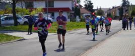 Grupa zawodników biegnie ulicami Budzynia