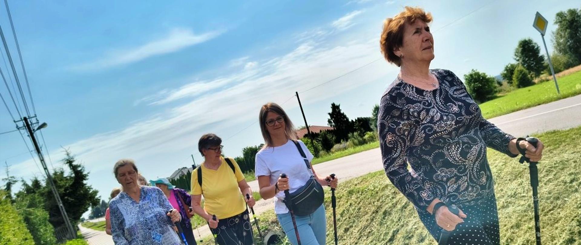 seniorzy podczas zajęć nordic-walking