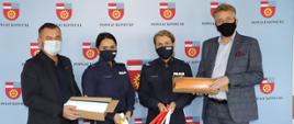 Przekazanie opasek odblaskowych dla Policji