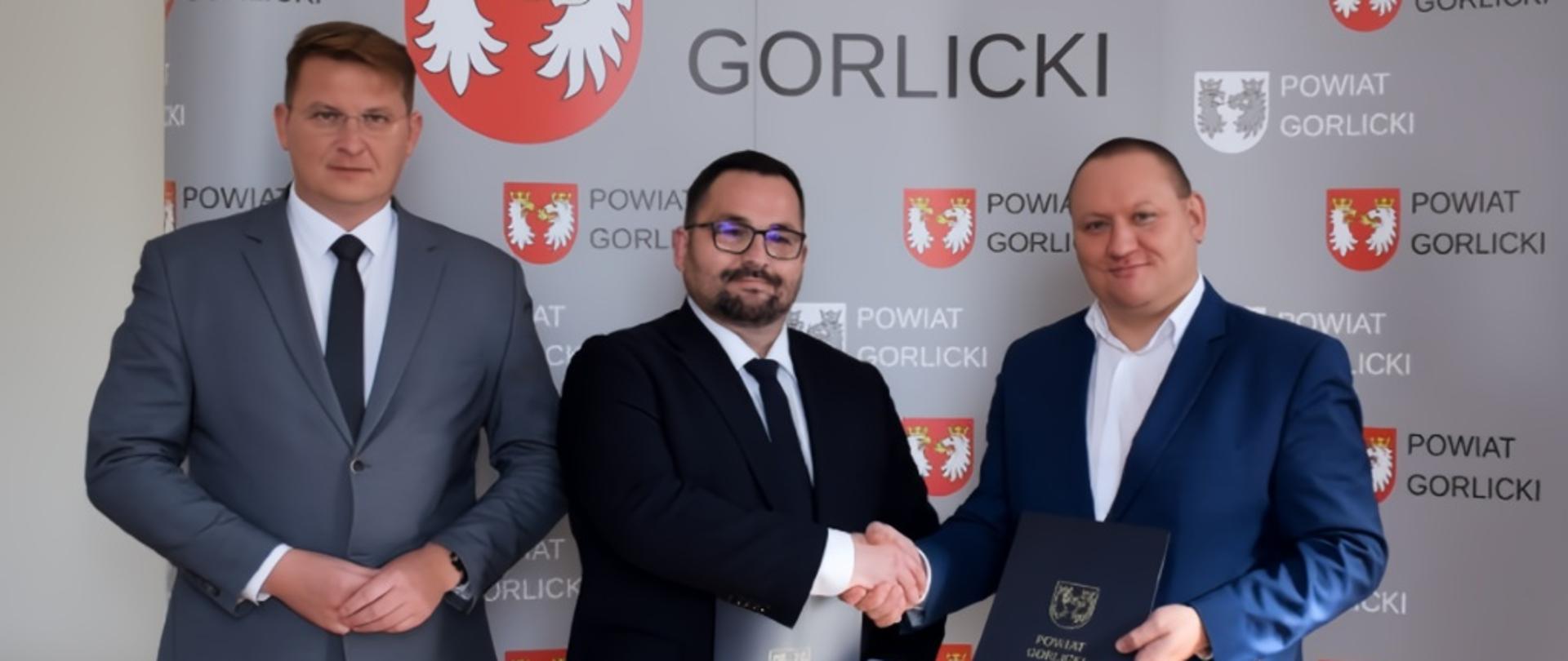 Podpisanie umowy na realizację prac drogowych. Od lewej Marcin Krzemiński Wicestarosta Powiatu Gorlickiego, Mirosław Waląg Starosta Powiatu Gorlickiego, Grzegorz Szczurek Prezes Zarządu Przedsiębiorstwa Robót Drogowo-Mostowych oraz Rafał Wojna Dyrektor Powiatowego Zarządu Drogowego.