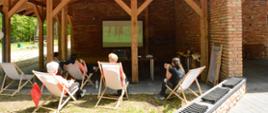 Relaks na leżakach, oglądanie filmu