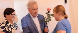 Moment wręczenia podziękowań