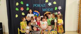 Grupa Lisków pozuje w strojach w trakcie Pokazu Mody