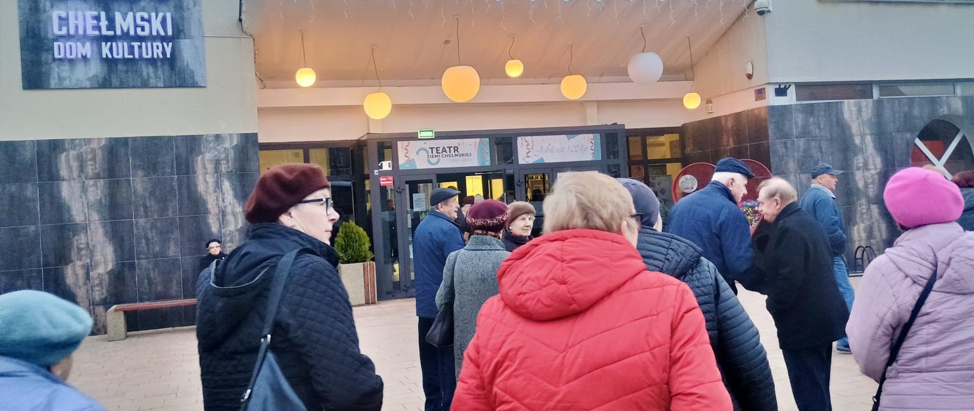 seniorzy podczas wyjazdu na koncert