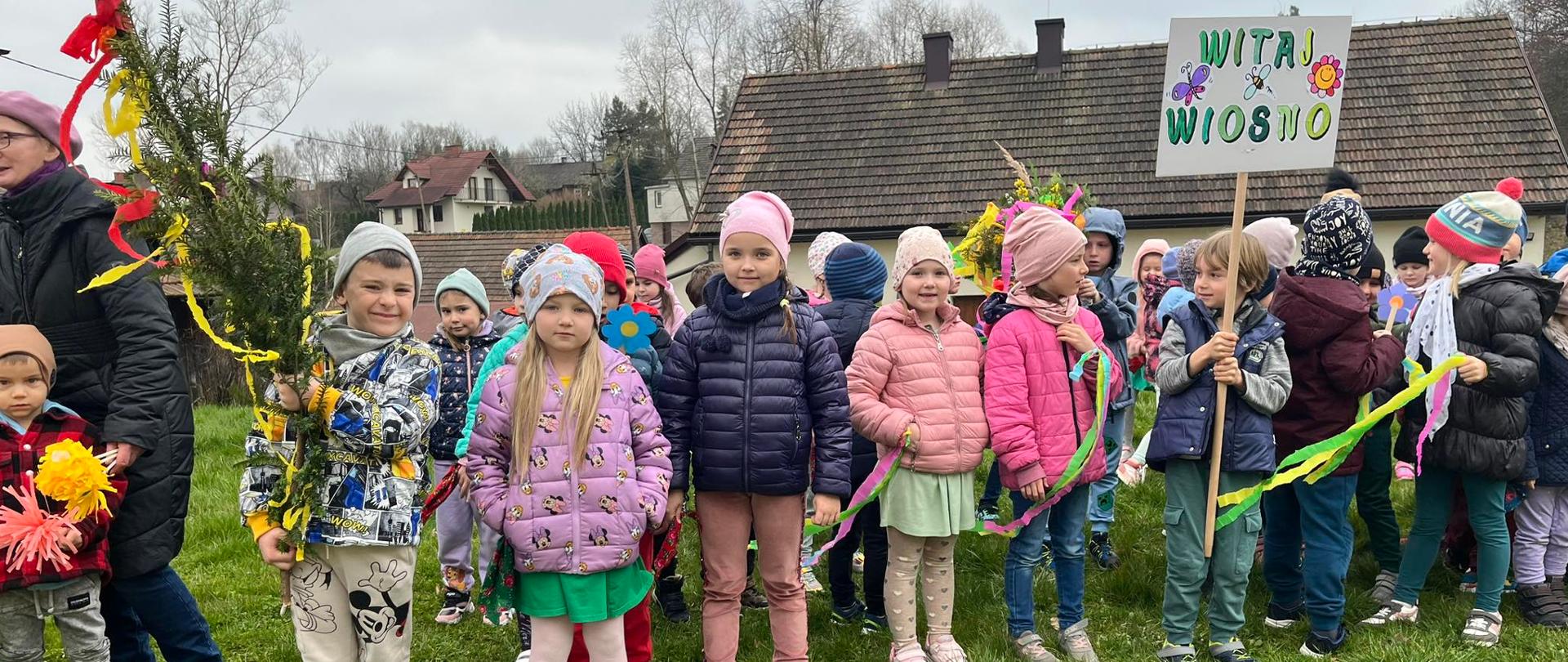 Dzieci z grupy "Biedroneczki" witające wiosnę 