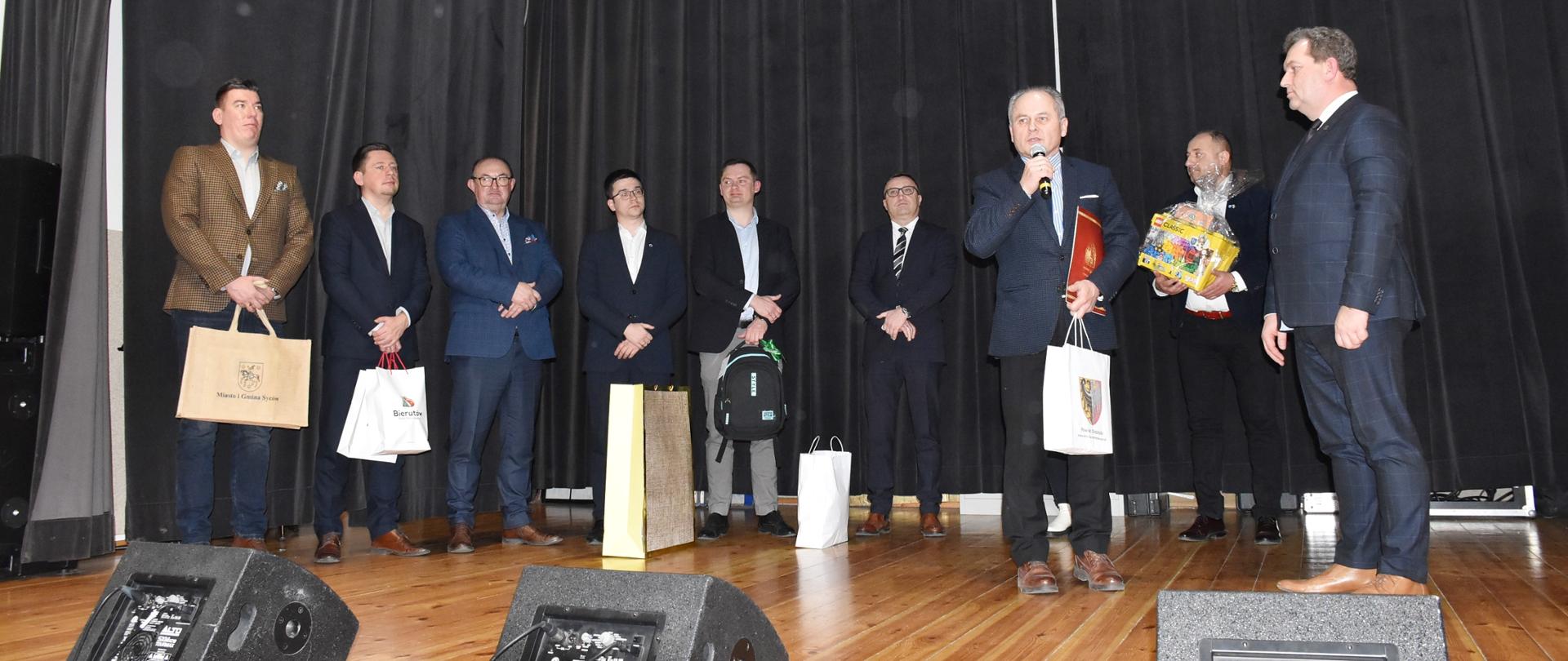 Samorządowcy stoją na scenie podczas uroczystego zakończenia termomodernizacji budynku Przedszkola Publicznego oraz Szkoły Podstawowej im. Jerzego Badury w Międzyborzu