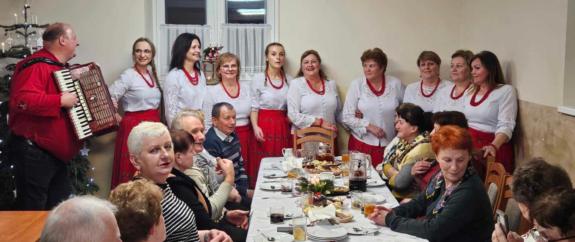 Wspólne kolędowanie Koła Gospodyń Wiejskich z mieszkańcami wsi w Podsarniu 