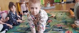 Dzieci w trakcie ćwiczeń na ścieżce sensorycznej