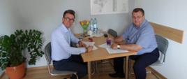 Dyrektor Zarządu Dróg Powiatowych i przedstawiciel Wykonawcy: PB CONTRACT - Piotr Borsukiewicz podczas podpisywania umowy na realizację inwestycji. 