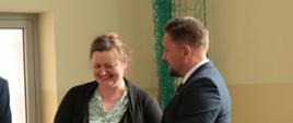 Moment wręczenia podziękowań laureatom