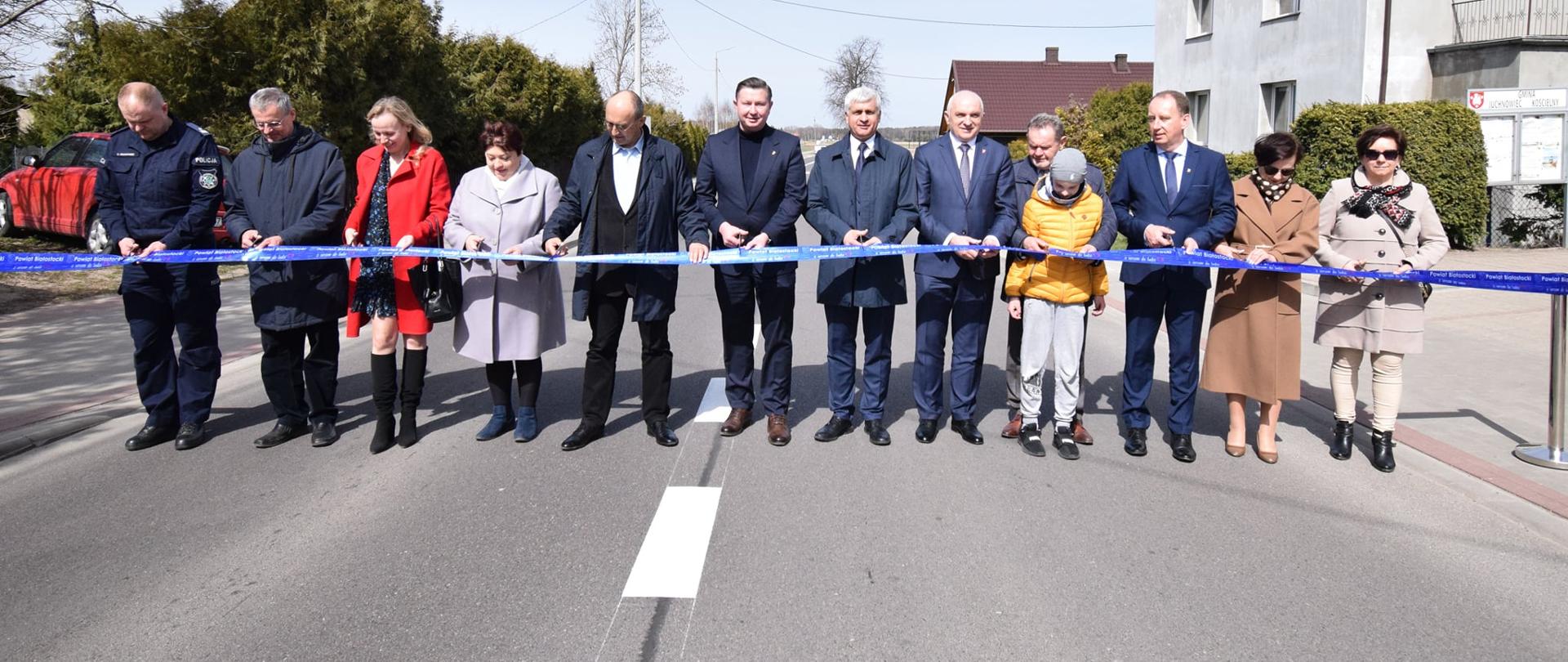 Otwarcie drogi w Juchnowcu Kościelnym - uroczyste przecięcie wstęgi