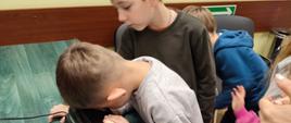 Dzieci w trakcie zajęć w banku - poznają warunki pracy