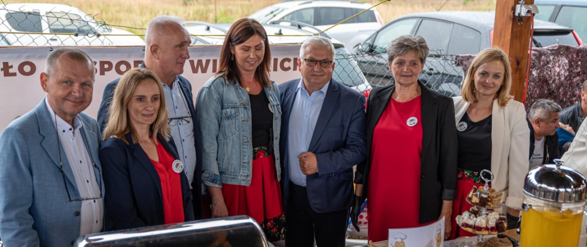 Uczestnicy święta ziemniaka biorący udział w zabawach i konkurencjach.