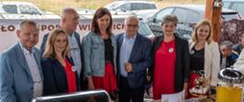 Uczestnicy święta ziemniaka biorący udział w zabawach i konkurencjach.
