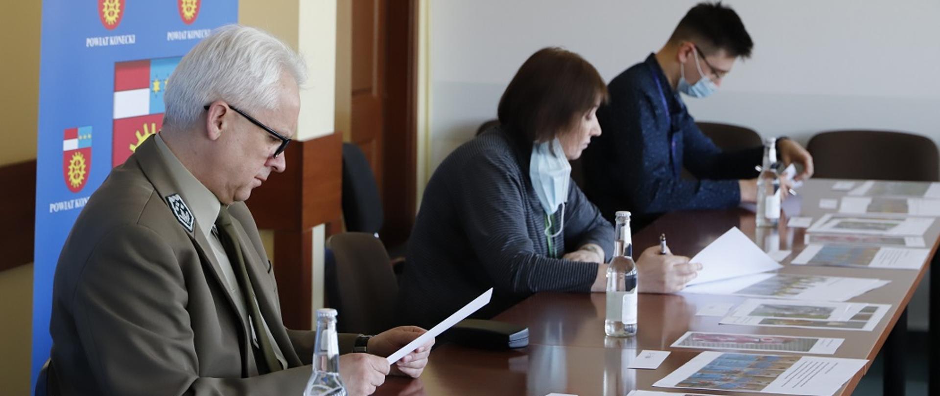 Jury podczas oceny pracy