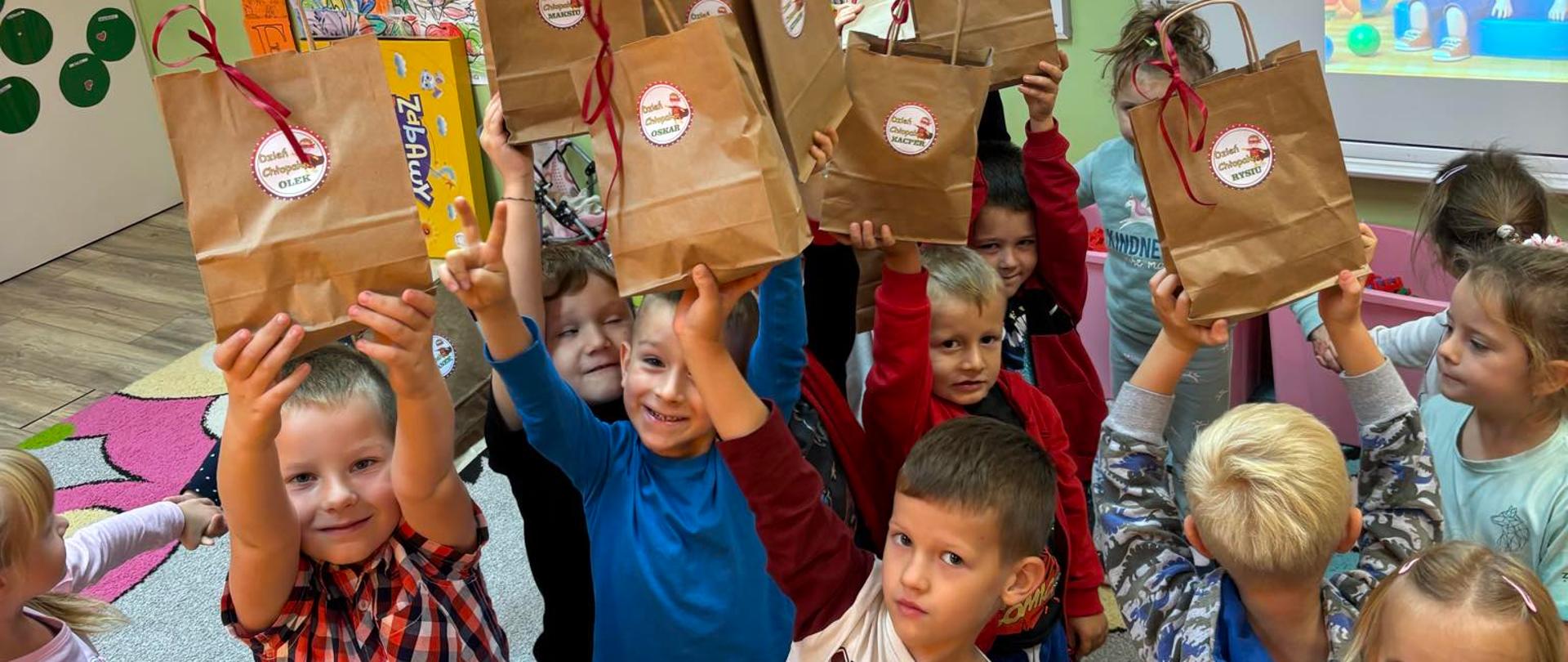 Dzieci w sali podczas zabaw z okazji Dnia Chłopaka