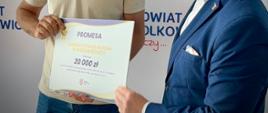 Starosta polkowicki przekazuje promesę przedstawicielowi spółki wodnej