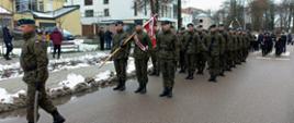 Zdjęcie przedstawia żołnierzy przasnyskiej jednostki wojskowej gotowych do wymarszu pod pomnik Stanisława Cieleckiego "Orlika".