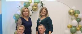 ZŁOTY JUBILEUSZ PAR MAŁŻEŃSKICH - JUBILACI WRAZ Z PANIĄ WÓJT ORAZ Z-CĄ KIEROWNIKA URZĘDU STANU CYWILNEGO PANIĄ EWELINĄ GROTKOWSKĄ