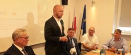 Marszałek Łukasz Prokorym otwiera spotkanie