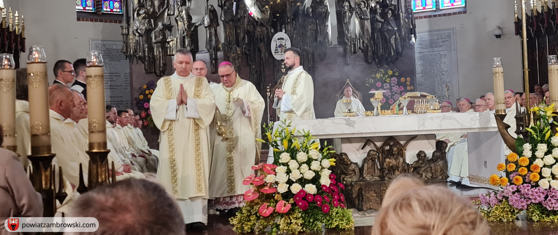 Na zdjęciu widać uroczystość religijną w Katedrze Łomżyńskiej, która odbyła się z okazji 100-lecia Diecezji Łomżyńskiej, obchodzonego w październiku 2025 roku