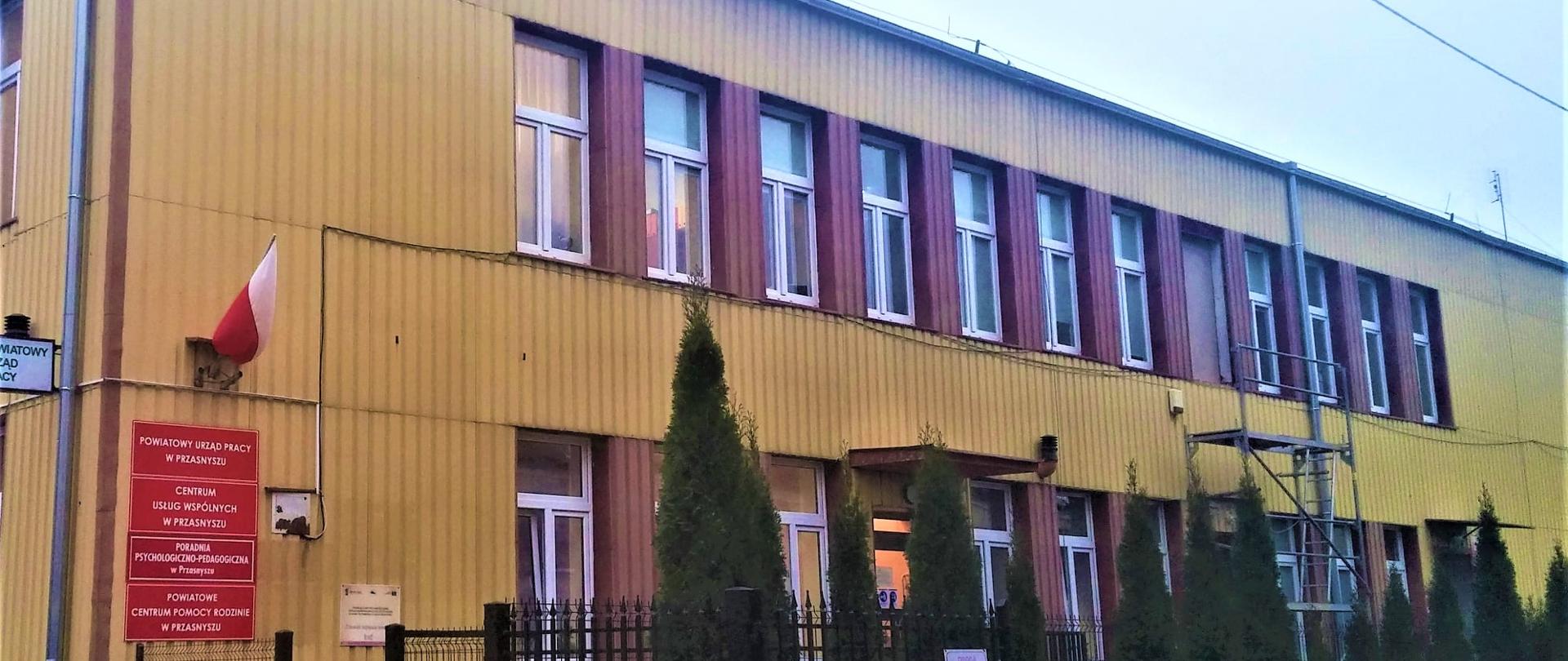 Zdjęcie przedstawia budynek Powiatowego Urzędu Pracy w Przasnyszu przy ulicy Joselewicza.
