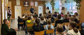 Spotkanie klas IV-VIII z policjantką w Szkole Podstawowej im. Jana Pawła II w Żarnowie