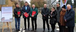 Władze powiatu polkowickiego wraz z Burmistrzem Przemkowa oraz Radnymi Powiatu Polkowickiego i wykonawcami podczas podpisania umowy na budowę drogi w Przemkowie 