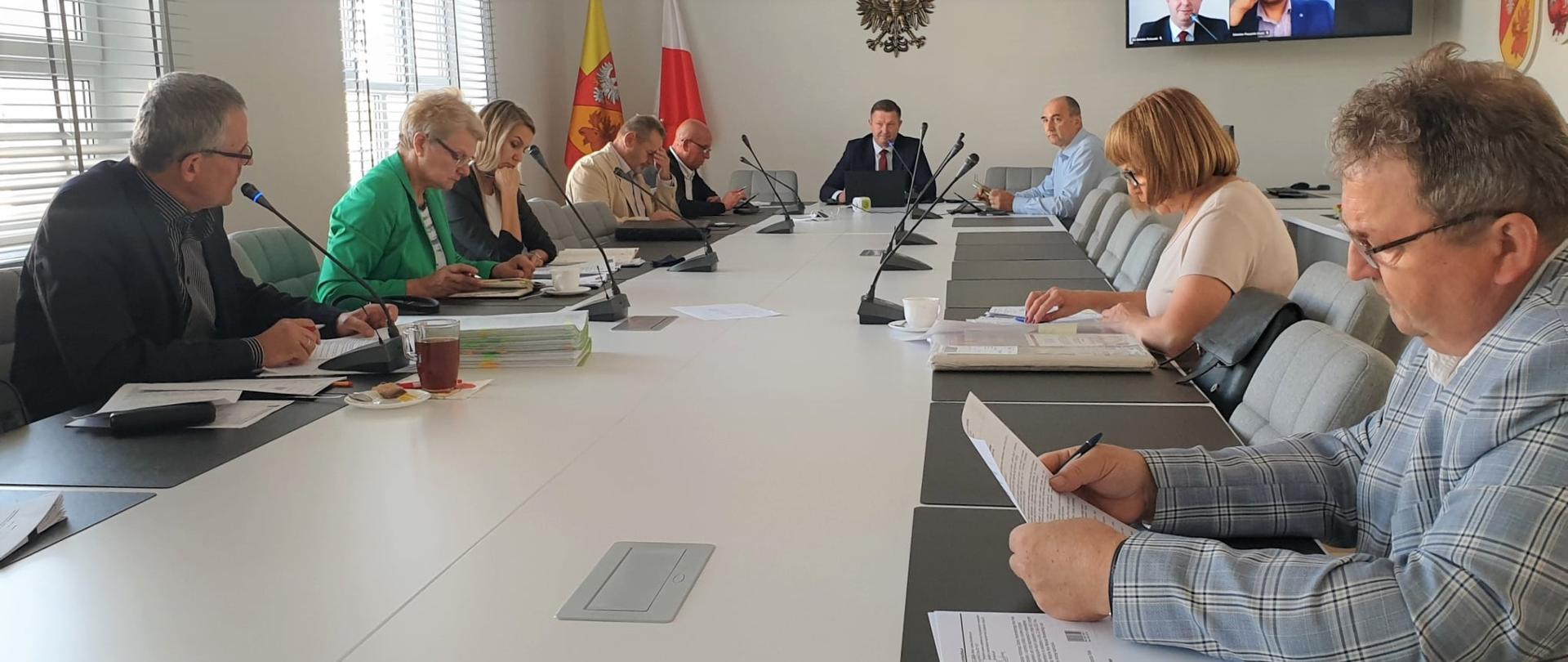 
Zarząd Powiatu Białostockiego - obrady 10.08.2021 w sali konferencyjnej Starostwa 