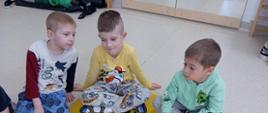 Dzieci w trakcie zabawy klockami lego - układają poszczególne elementy, pozują do zdjęć