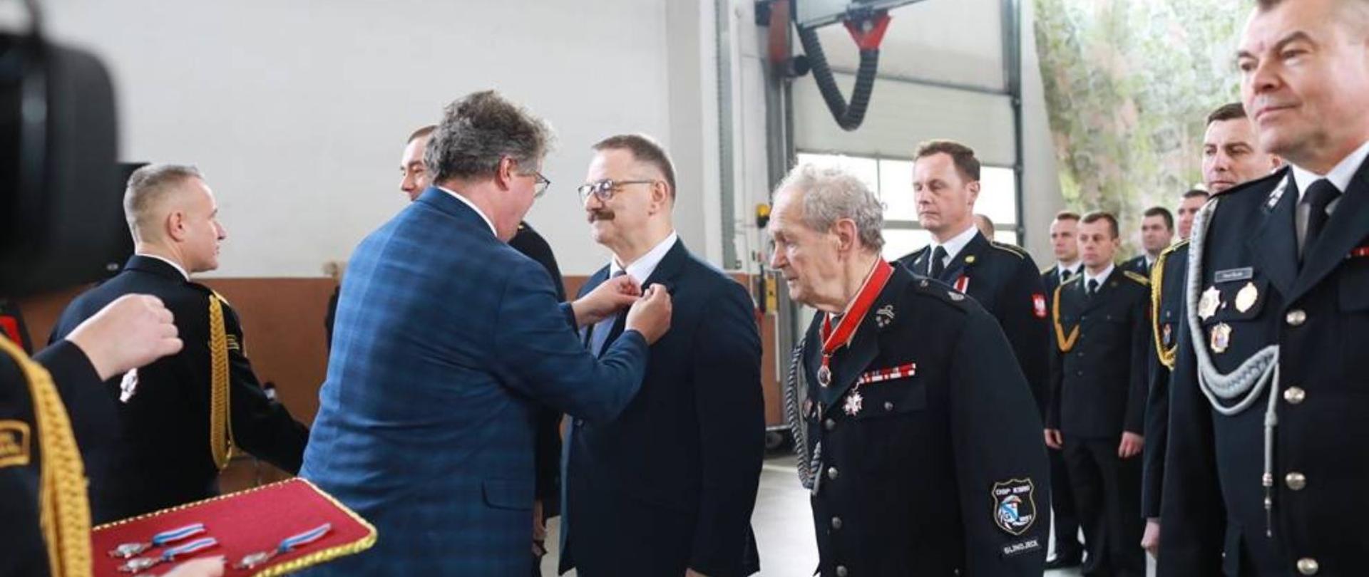 Moment wręczenia medalu Staroście Lipskiemu. Na zdjęciu są również pozostali odznaczeni.