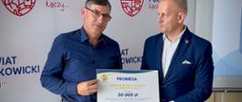 Starosta polkowicki przekazuje promesę przedstawicielowi spółki wodnej