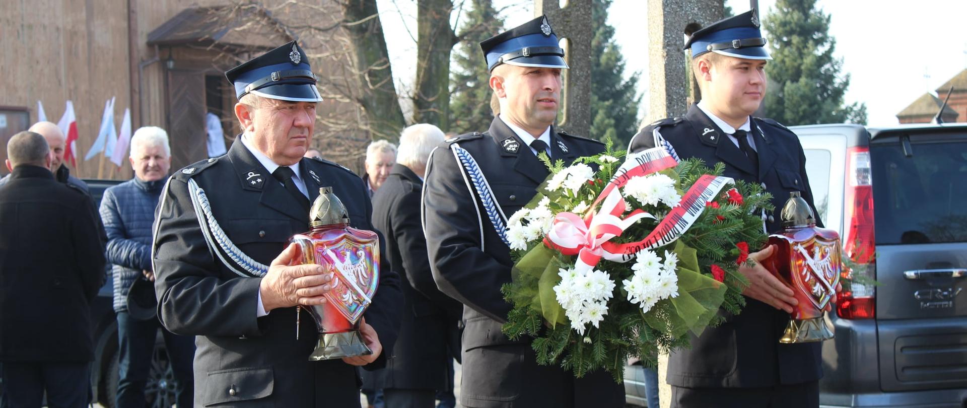 Delegacja OSP Domanowo przed złożeniem kwiatów