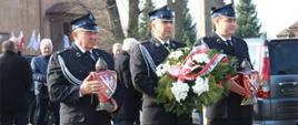 Delegacja OSP Domanowo przed złożeniem kwiatów