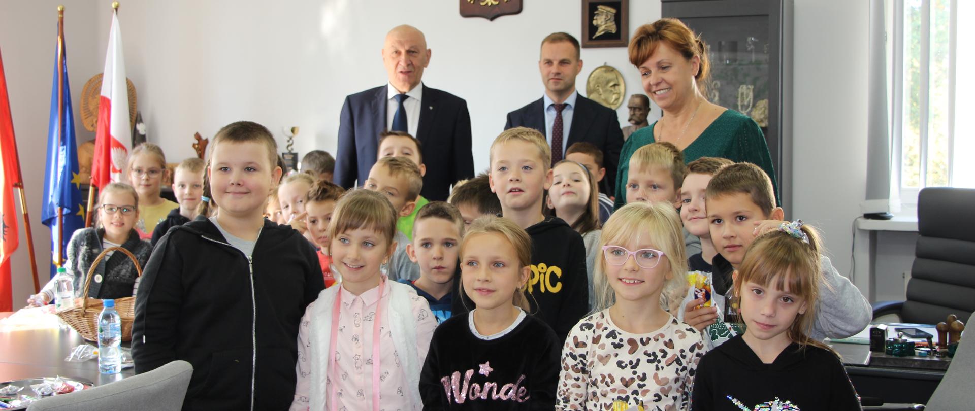 Uczniowie z II A Szkoły Podstawowej Nr 4 w Zambrowie odwiedziły Starostwo Powiatowe