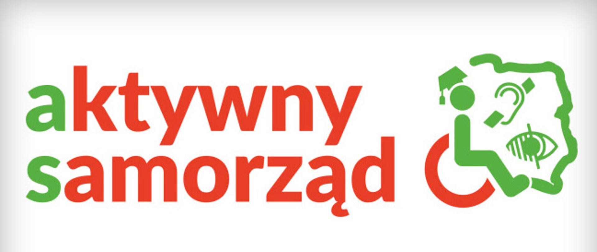 Zdjęcie na pierwszym planie przedstawia duży napis "Aktywny samorząd". Po prawej stronie widoczny jest znak osoby niepełnosprawnej przy fragmencie mapy Polski.
U dołu zdjęcia widnieje napis: "Państwowy Fundusz Rehabilitacji Osób Niepełnosprawnych"
