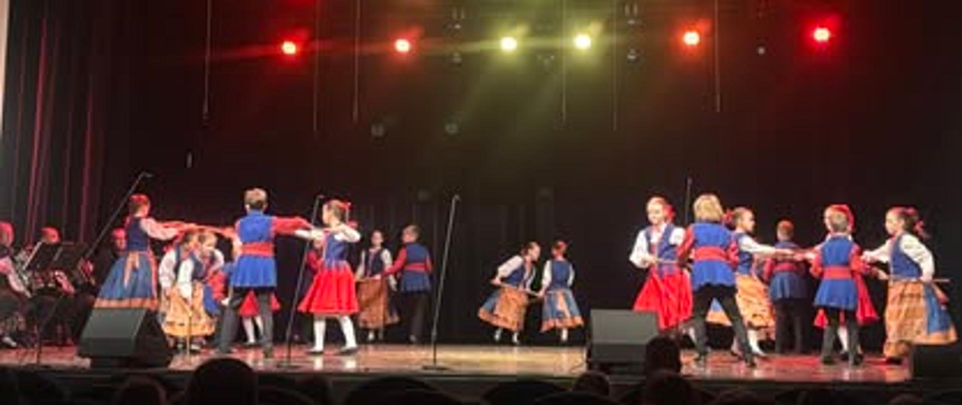 Tancerze na scenie