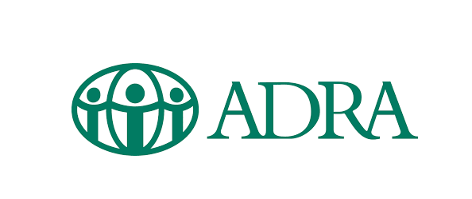 Logo Fundacji ADRA Polska. Na białym tle znak graficzny z połączonymi trzem postaciami ludzkimi oraz napis ADRA, oba w kolorze zielonym