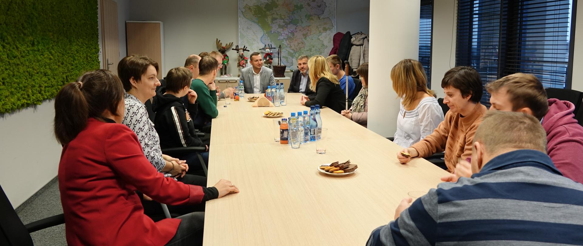 Uczestnicy ŚDS w Miętnem oraz WTZ w Miętnem z wizytą w Starostwie Powiatowym w Garwolinie