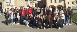 Na zdjęciu grupa uczniów Zespołu Szkół Usługowych i Spożywczych w Jaśle na tle Zamku Królewskiego na Wawelu w Krakowie