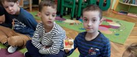 Dzieci trzymają karty edukacyjne, pozują do zdjęć