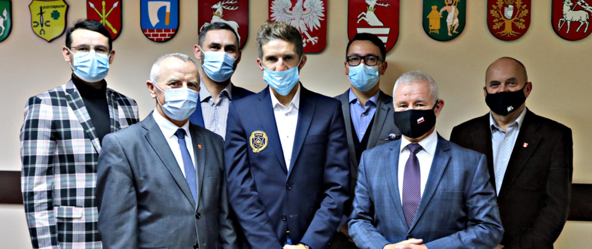 Od lewej strony dyrektor Powiatowego Urzędu Pracy w Kraśniku Krzysztof Grzegorczyk, Kierownik Wydziału Edukacji, Kultury, Sportu i Spraw Społecznych Urzędu miasta w Kraśniku Krzysztof Babisz, główny specjalista referatu Spraw Społecznych Partycypacji i Sportu Piotr Członka, Dyrektor do spraw Trasy i Bezpieczeństwa Wyścigu Tour de Pologne Przemysław Niemiec, Sekretarz powiatu Kraśnickiego Łukasz Skokowski, Starosta Kraśnicki Andrzej Rolla, kierownik Wydziału Promocji Andrzej Gotner.