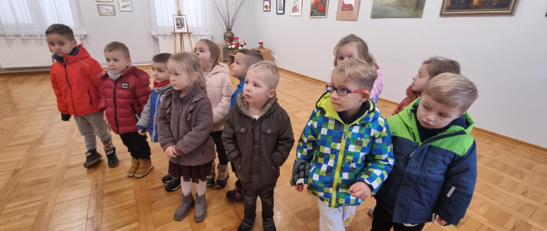 Dzieci oglądają wystawę "Oblicza Ojczyzny - Polska"