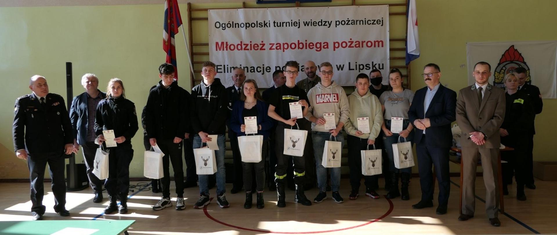 Uczestniczy Turnieju podczas wręczenia nagród pozują do pamiątkowego zdjęcia.